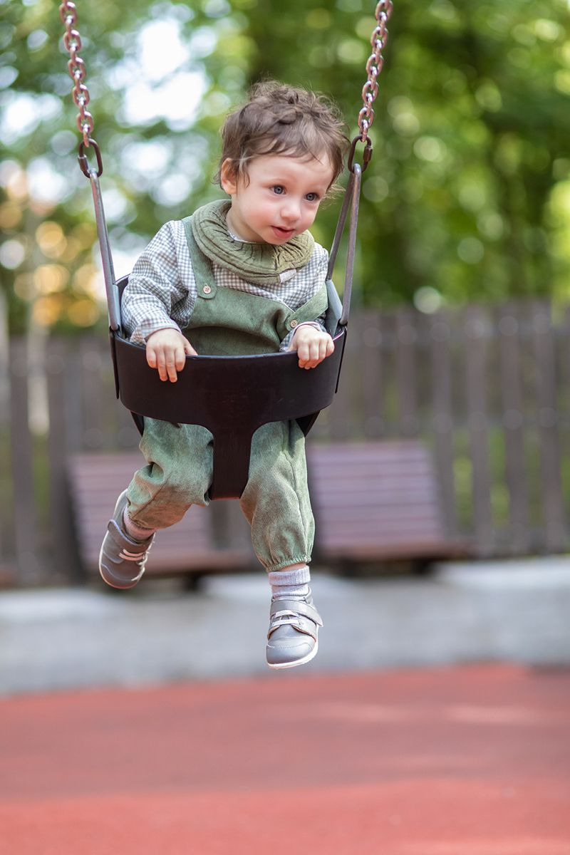 a andar de baloiço no parque