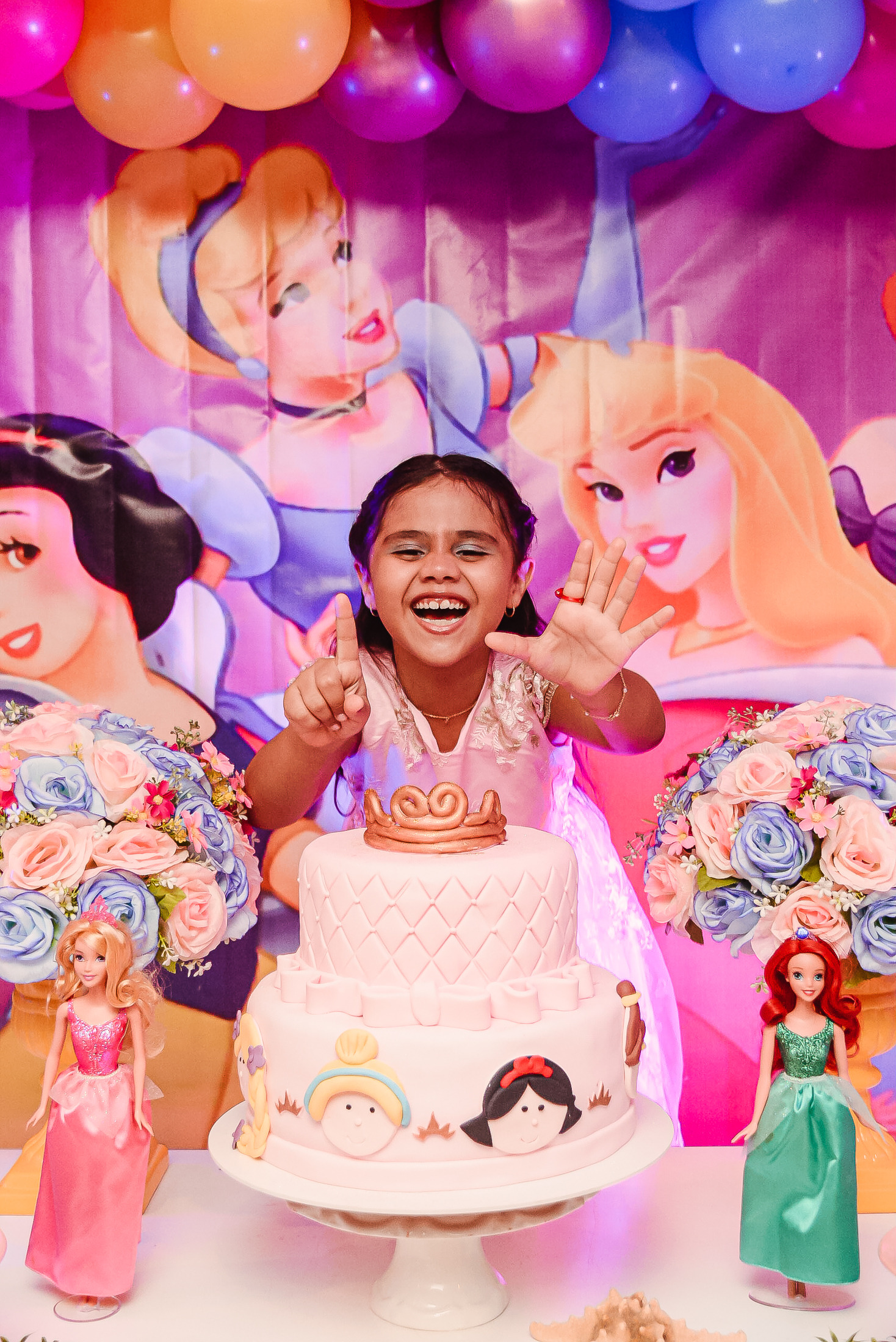 cobertura fotográfica festa infantil da aniversariante que esta atrás do bolo super feliz