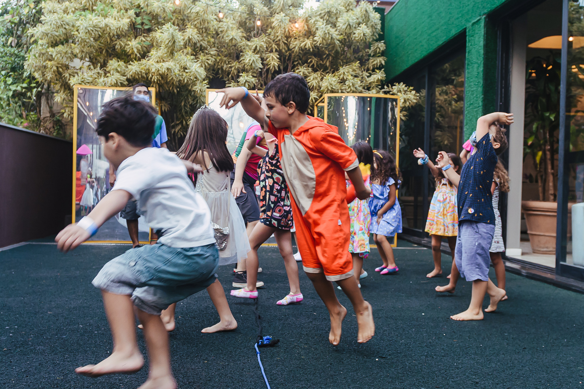 crianças brincando de pular em festa infantil
