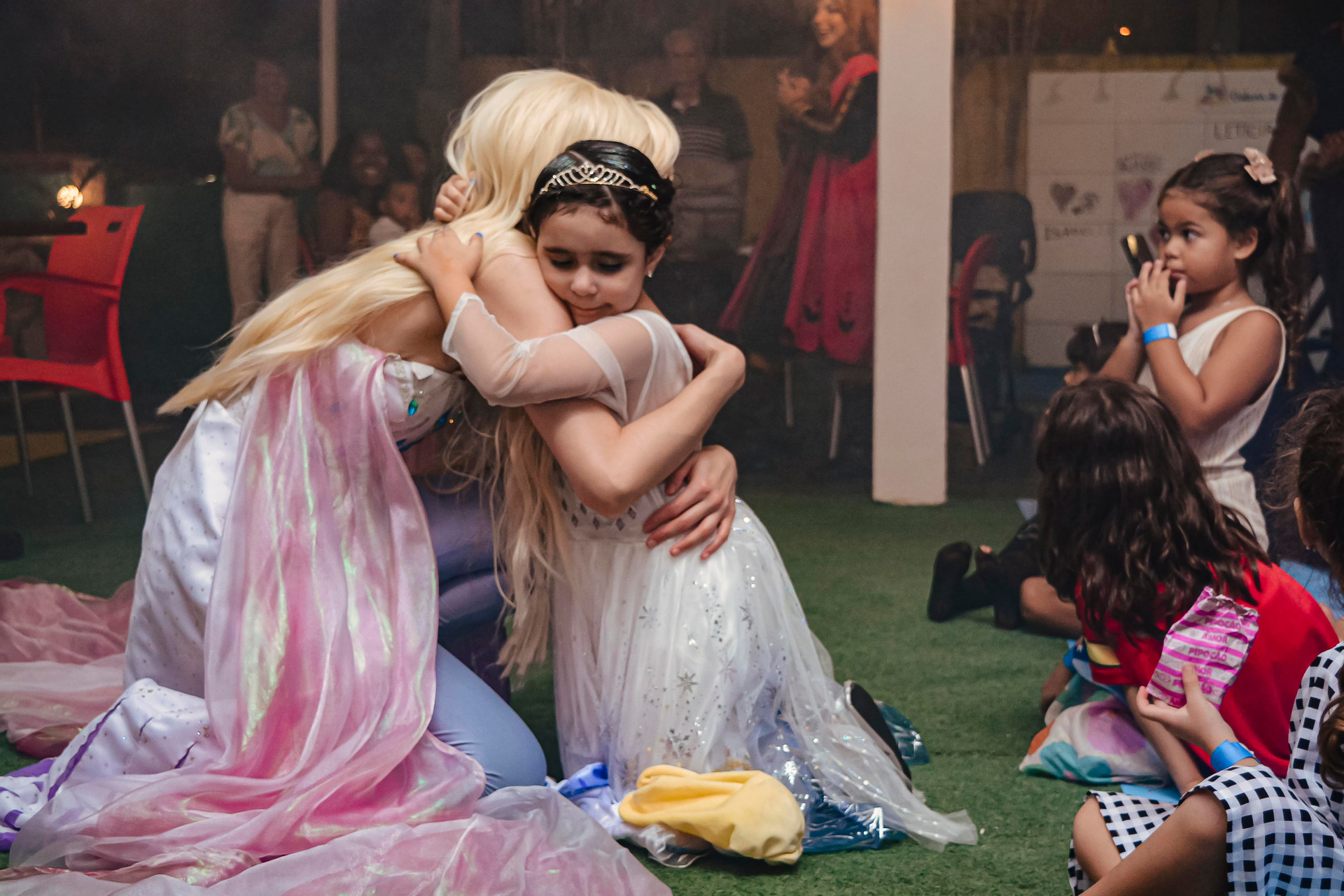 princesa abraça a aniversariante em festa infantil tema princesas