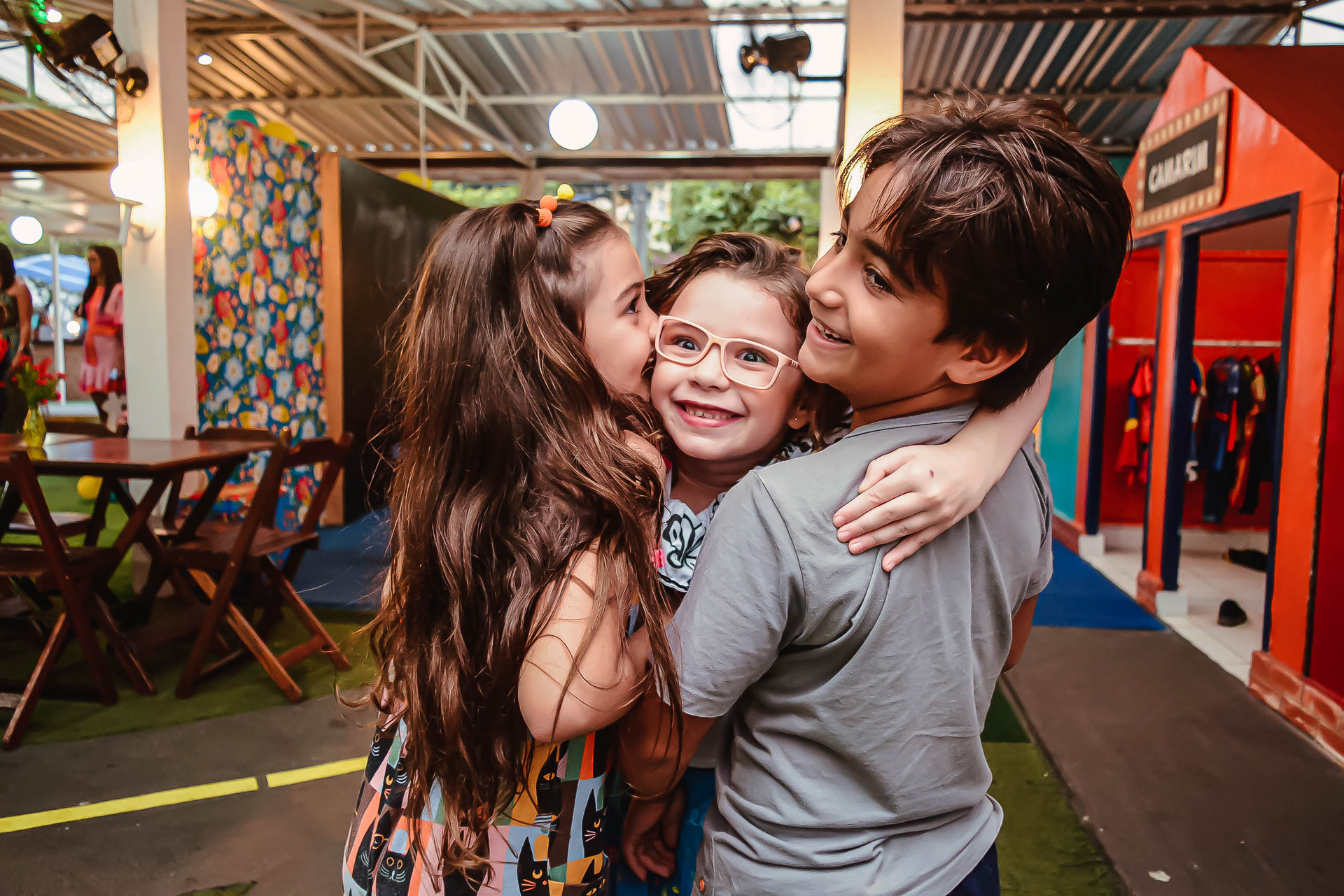 crianças abraçam aniversariante em festa infantil