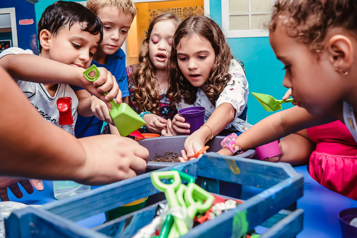 crianças plantando mudas de plantas em atividade em casa de festas durante festa de aniversário