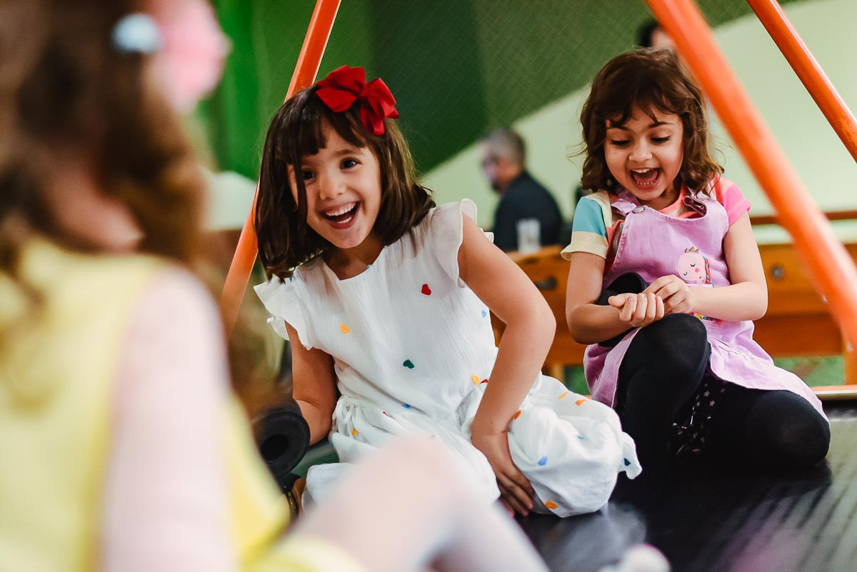 crianças rindo e brincando durante festa de aniversário