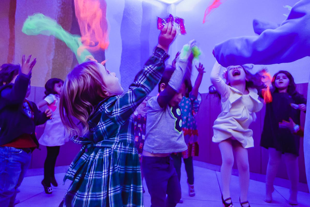 crianças dançando e rindo durante festa de aniversário infantil