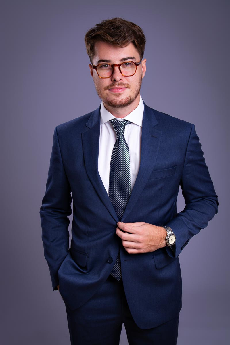 Fotografia Executiva de Advogado sócio de escritório para LinkedIn e site jurídico. Retrato Corporativo Masculino em Niterói, RJ