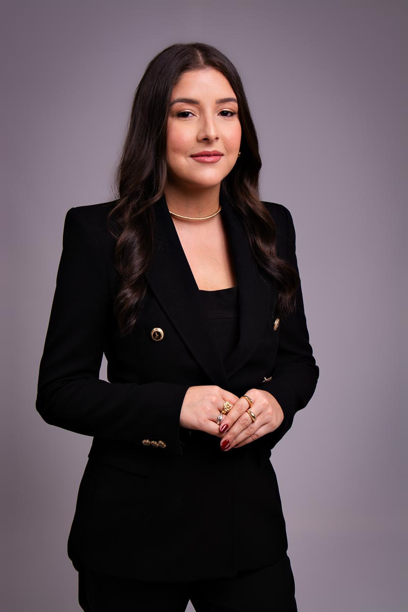 Ensaio de Branding Pessoal para Advogada empreendedora. Fotos com pose que transmite confiança em estúdio
