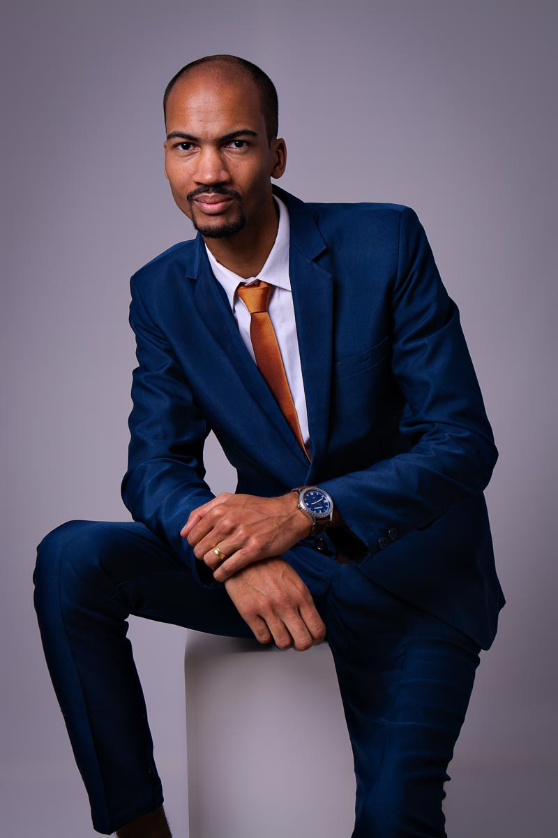 Foto de administrador em estúdio em Niterói. Retratos que inspiram liderança e confiança