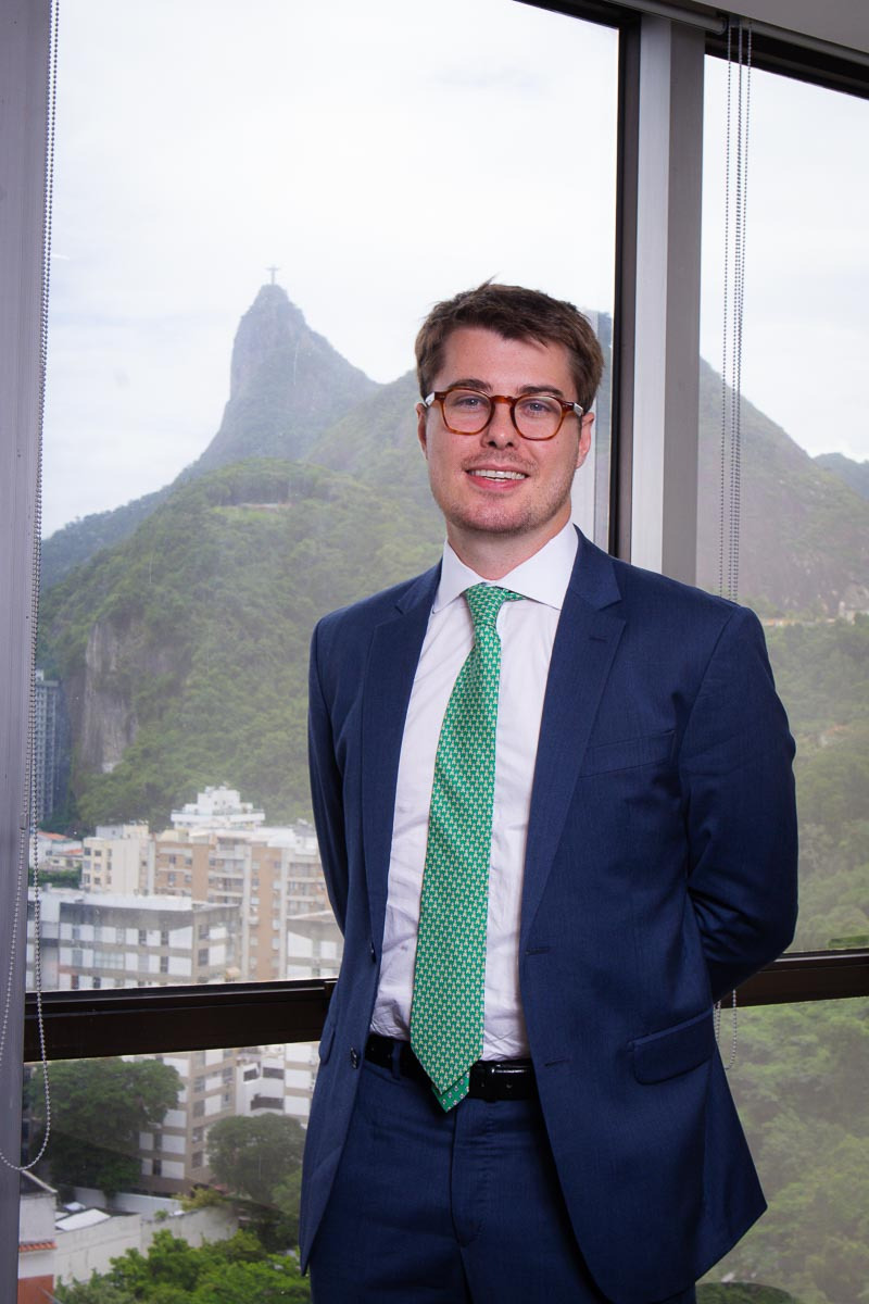 Foto de administrador em estúdio em Niterói. Retratos que inspiram liderança e confiança