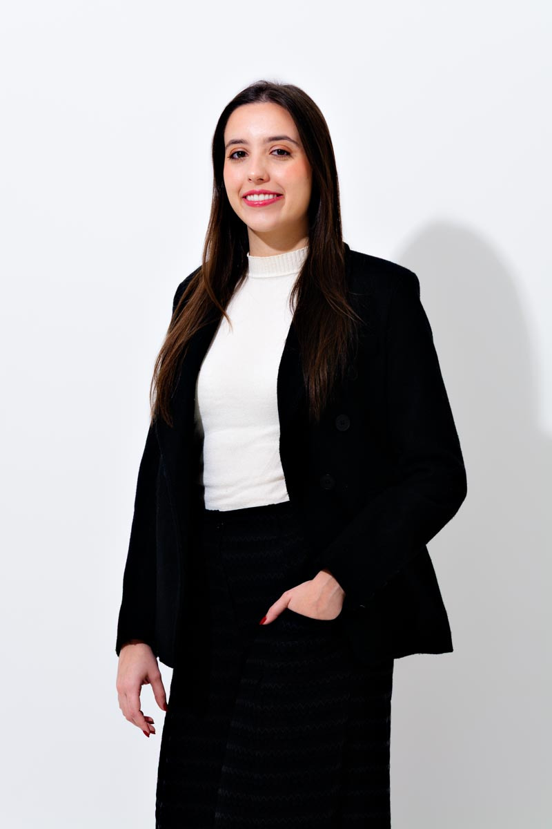 Retrato Profissional para Médica Pediatra em estúdio em Niterói. Fotos para aplicação de residência médica em pose acolhedora