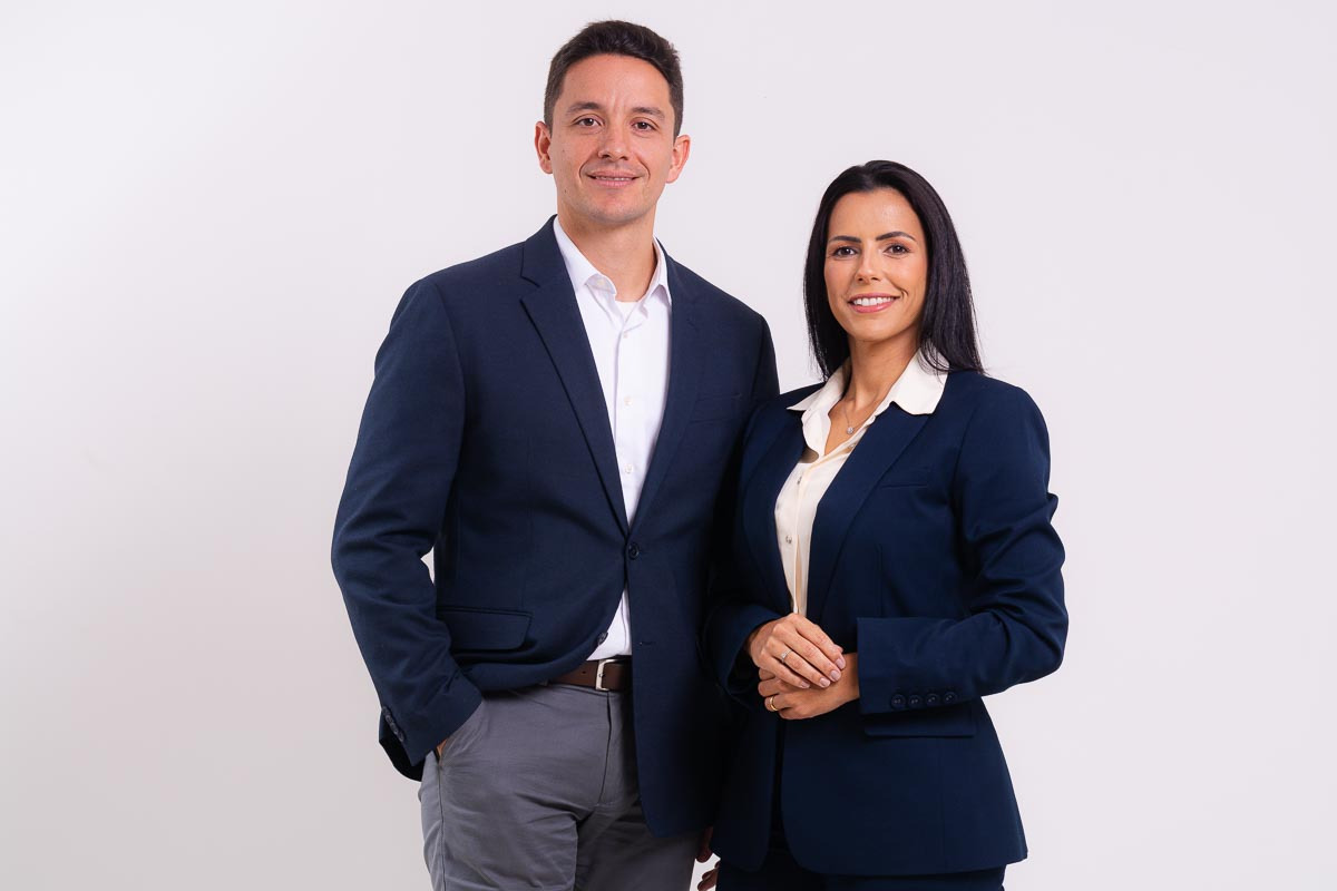 casal de advogados de pé olhando para a camera