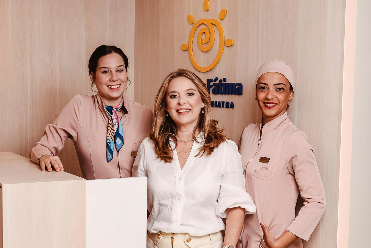 equipe de 3 funcionárias de clínica odontológica posando para retratos corporativos