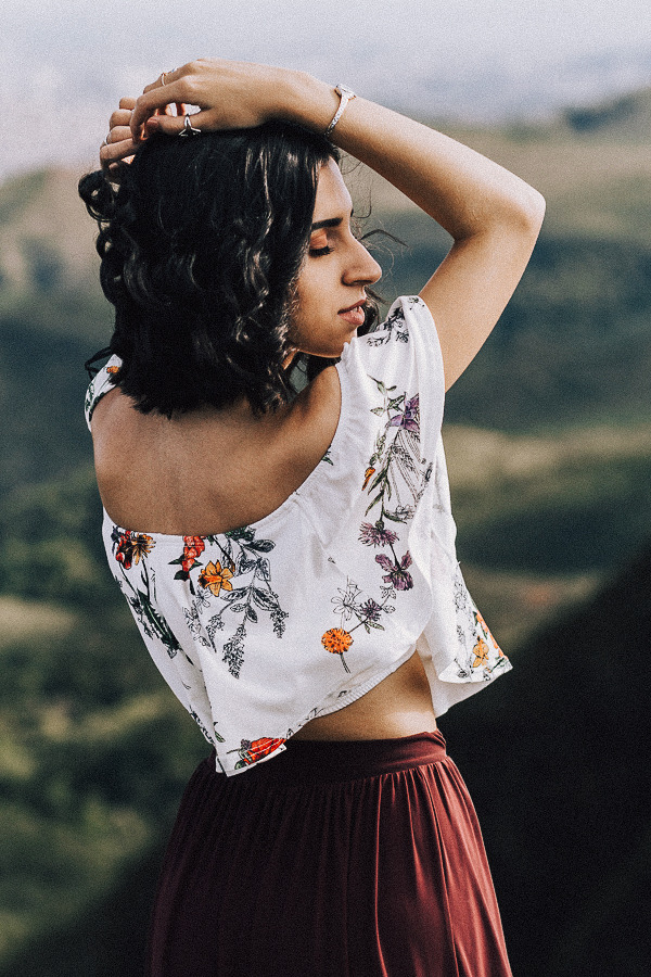 raphaela nunes com os braços para cima e sua imersão nas montanhas de minas gerais um local onde se conecta com a natureza