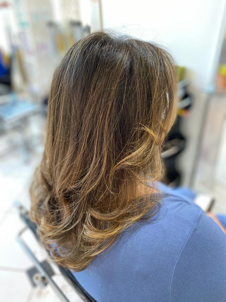 Cabelos com mechas em Valinhos - Cassia Juliato Cabelo Estética