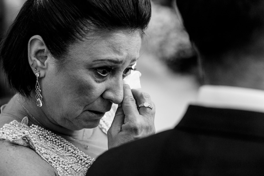 Foto de Mãe Emocionada em Casamento