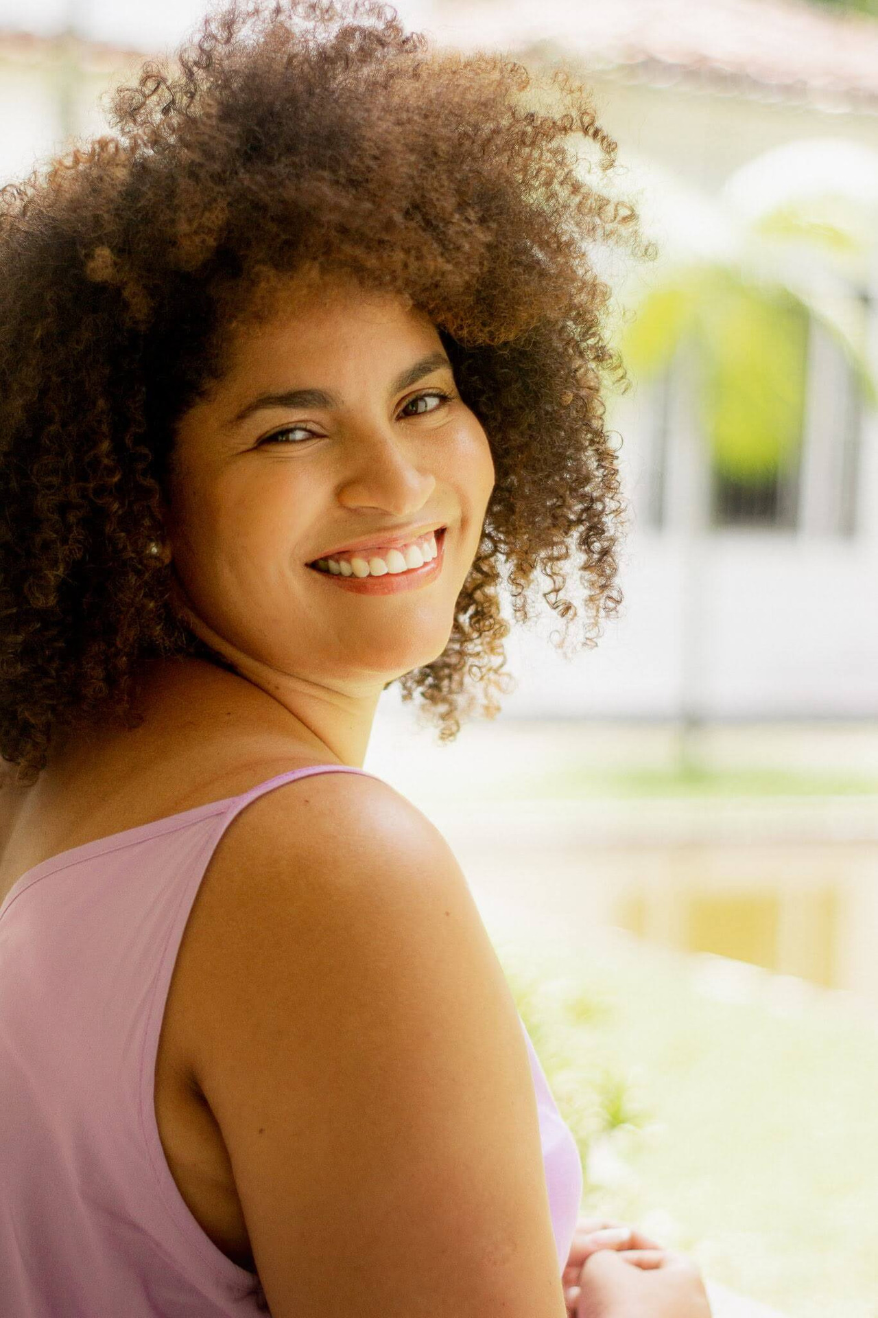 Mulher negra sorrindo