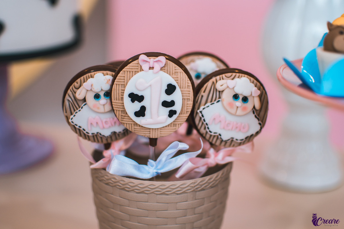 doces de chocolate com imagem de ovelhinhas e o número 1 representando o idade da criança.