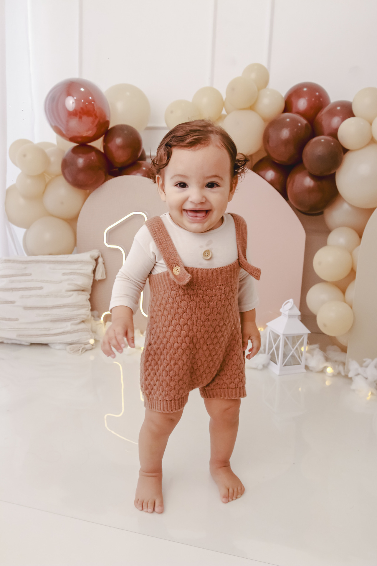 Bebê de 1 ano no ensaio fotográfico em estúdio.