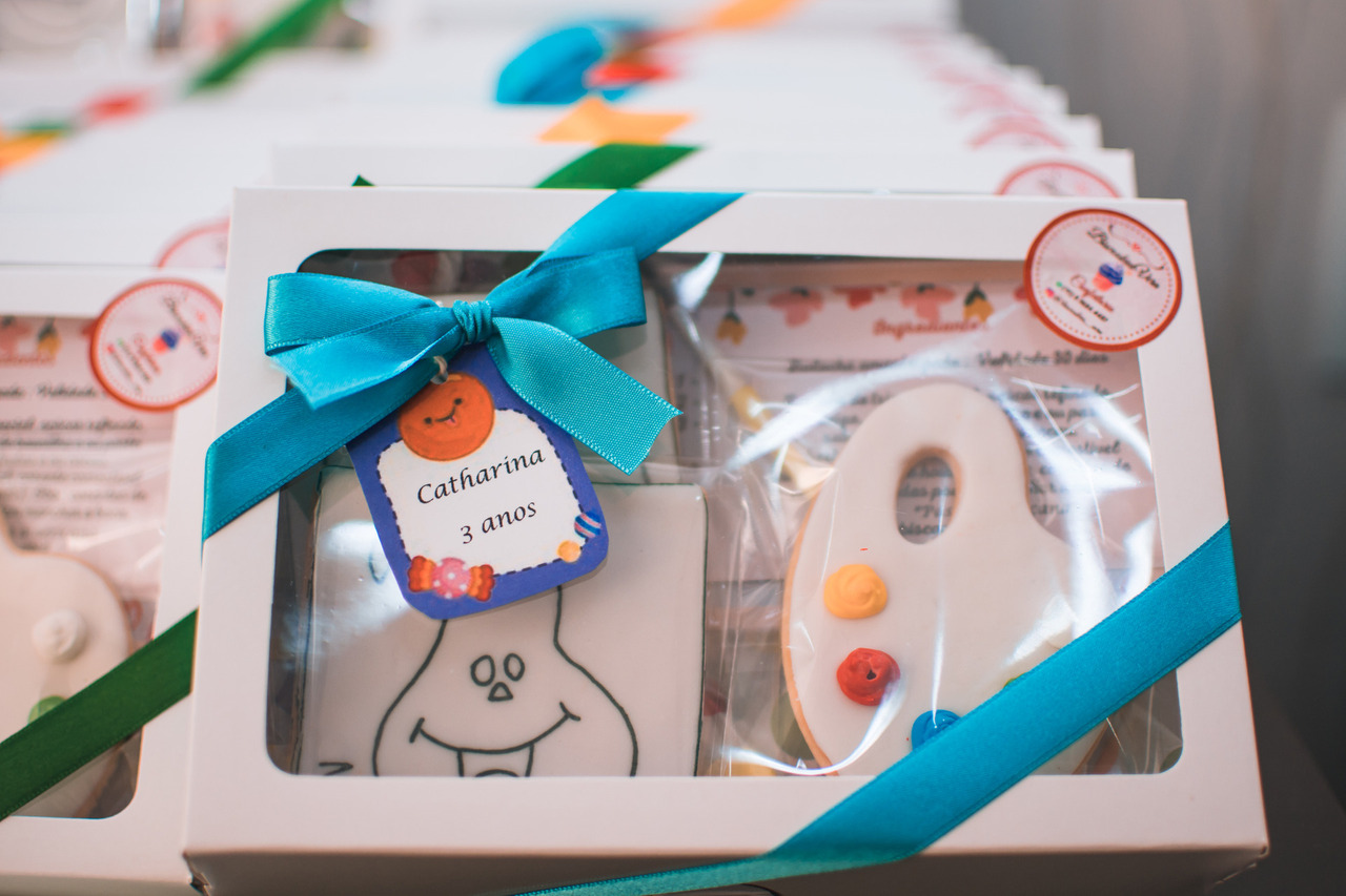 caixinha branca com biscoitos, para festa de aniversário de 3 anos.
