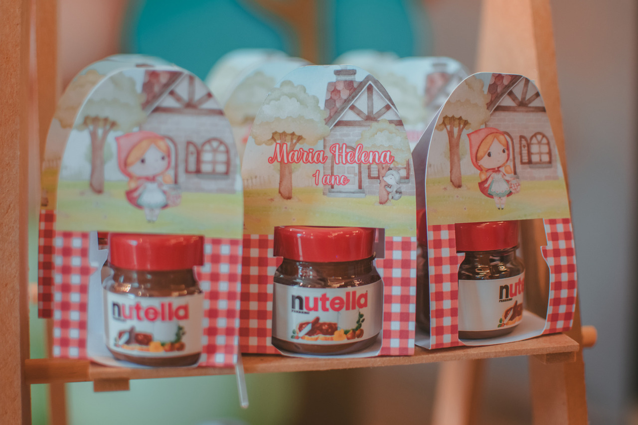mini nutelas decoradas com o tema chapéuzinho vermelho, para lembrancinha de aniversário de 1 ano.