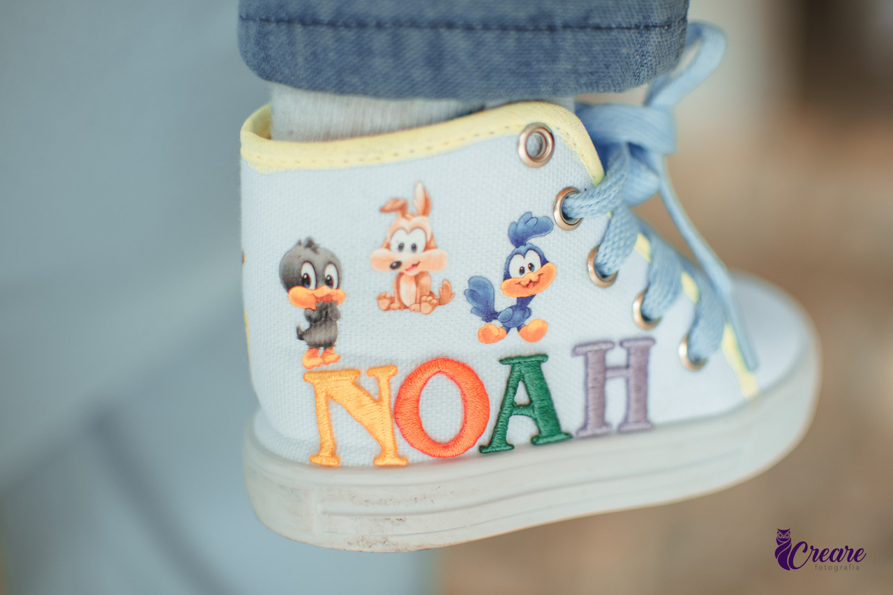 Detalhes de um sapatinho de bebê escrito Noah