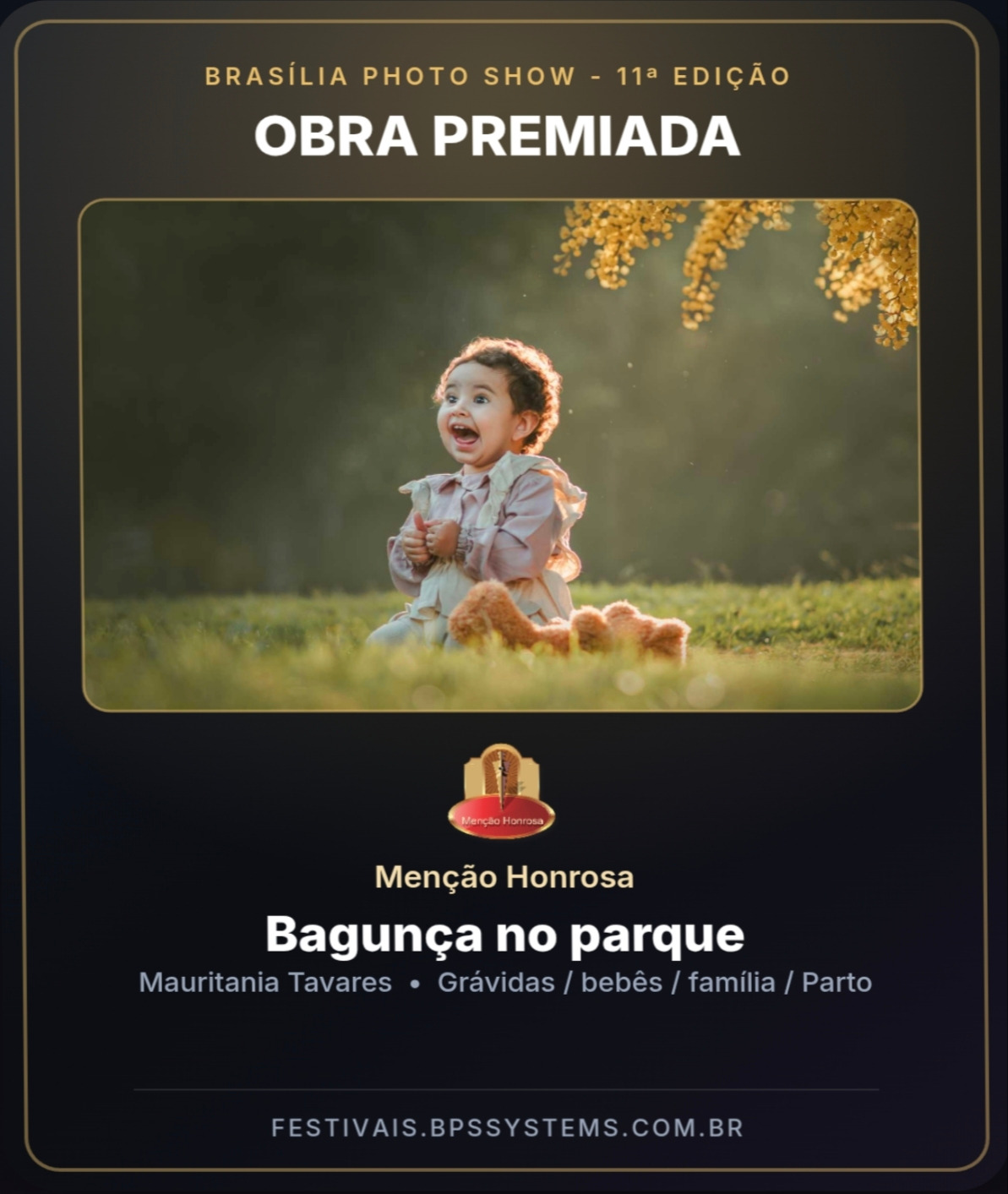 Uma bebê sorrindo e sentada na grama com o sol de fim de tarde batendo em seu cabelo, durante ensaio fotográfico que foi premiado no Brasilia Photo Show.