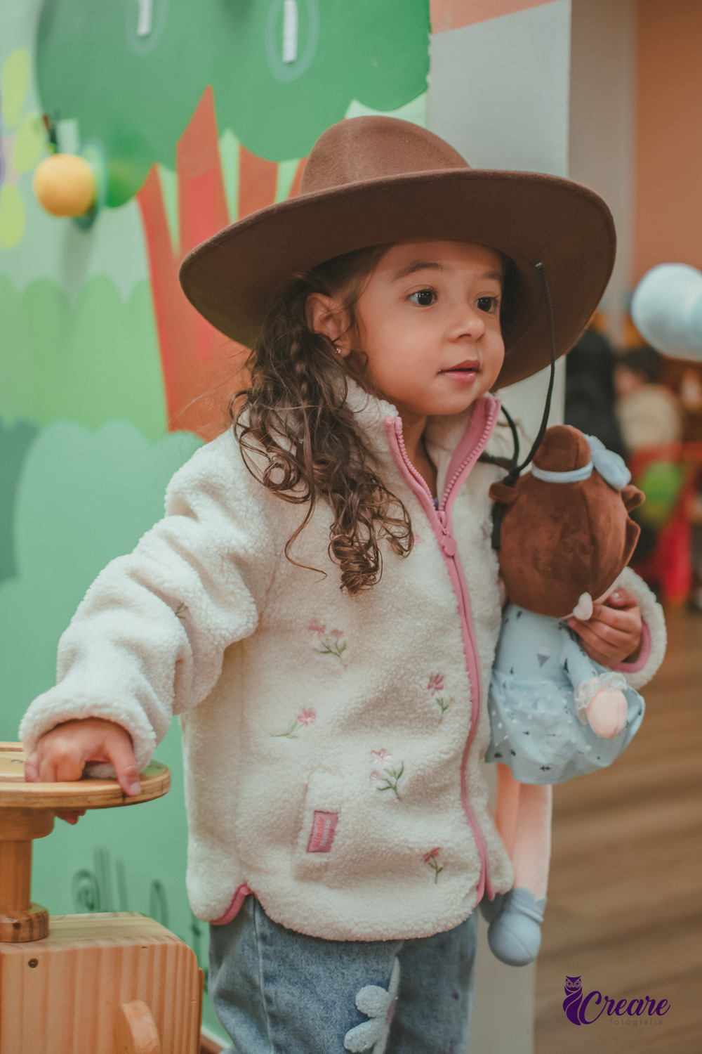 Uma menina com chapéu de cowgirl, em sua festa de 3 anos.