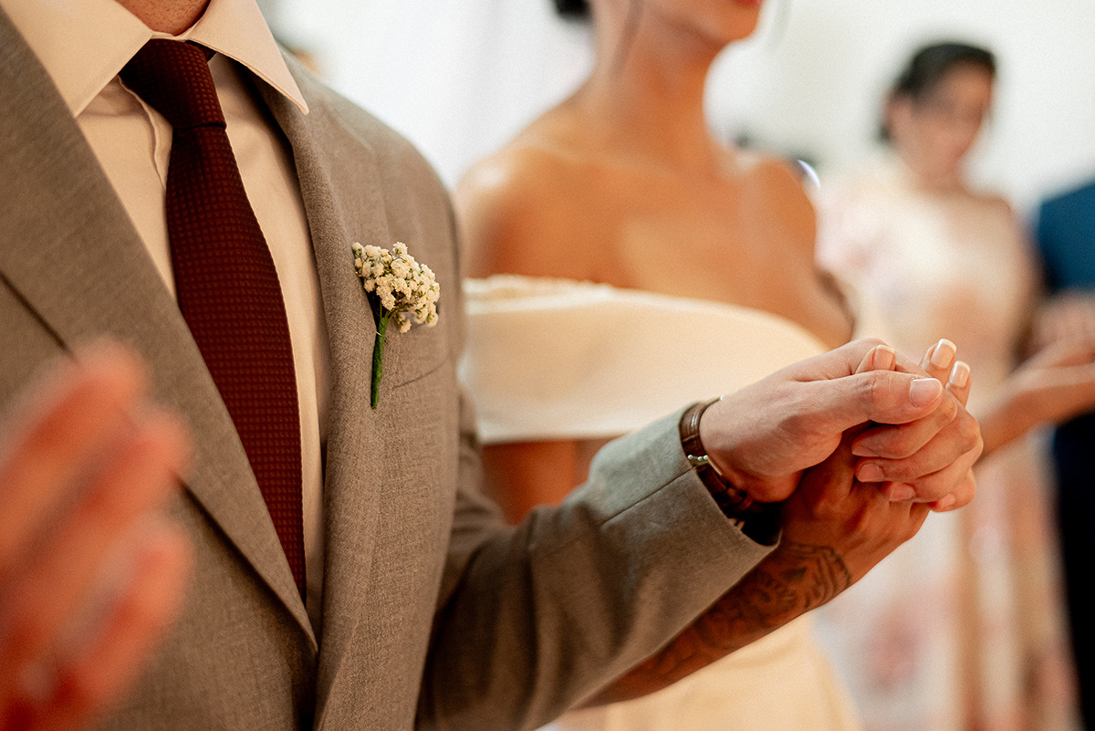 Noivos de mãos dadas no casamento