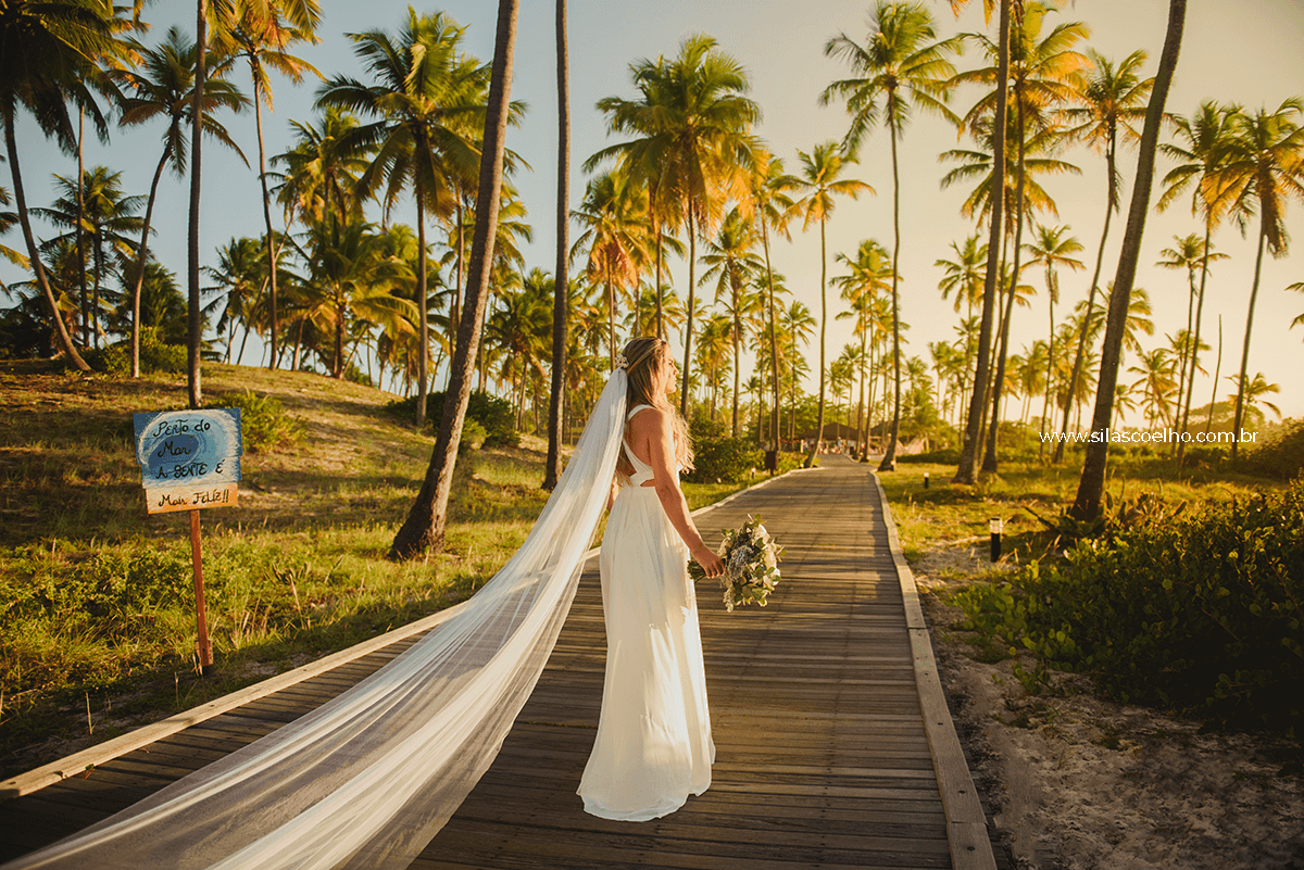 Noiva no caminho indo para cerimônia de casamento, frente ao mar e no por do sol