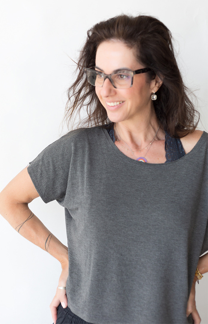 retrato de Mulher com roupa cinza para fotografia empresarial, fundo branco, luz natural