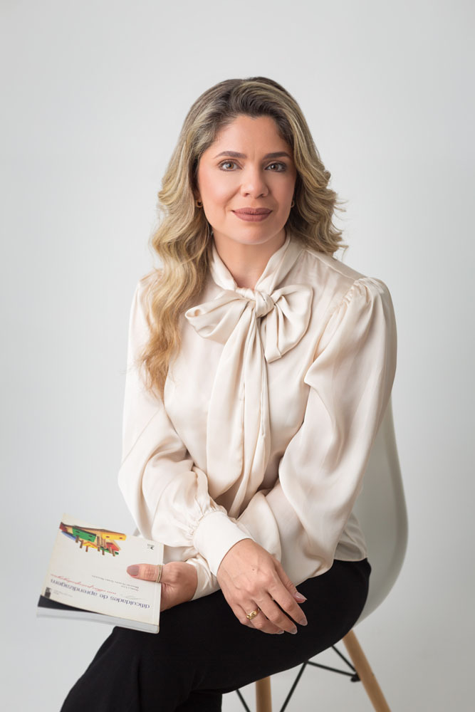 retrato de Mulheres com jaleco azul e blusa rosa para fotografia empresarial, fundo cinza claro