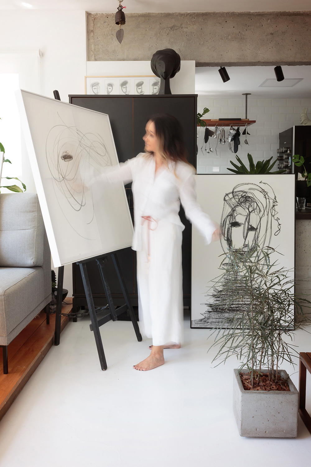 retrato de Mulher com roupa branca para fotografia empresarial, fundo cinza escuro