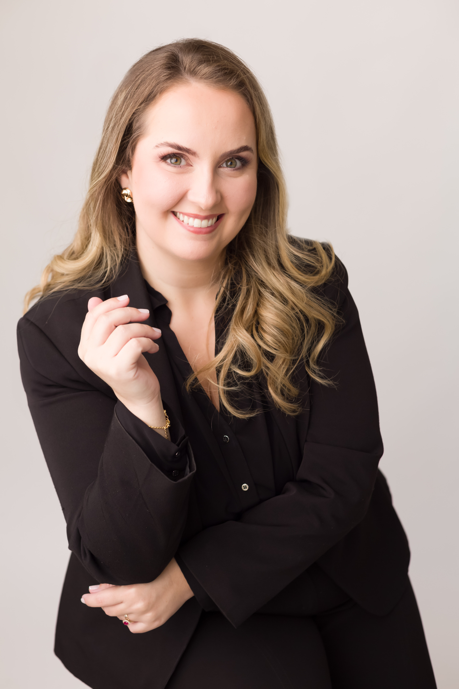 retrato de médicos usando jaleco branco, óculos branco e fundo de consultório para fotografia corporativa