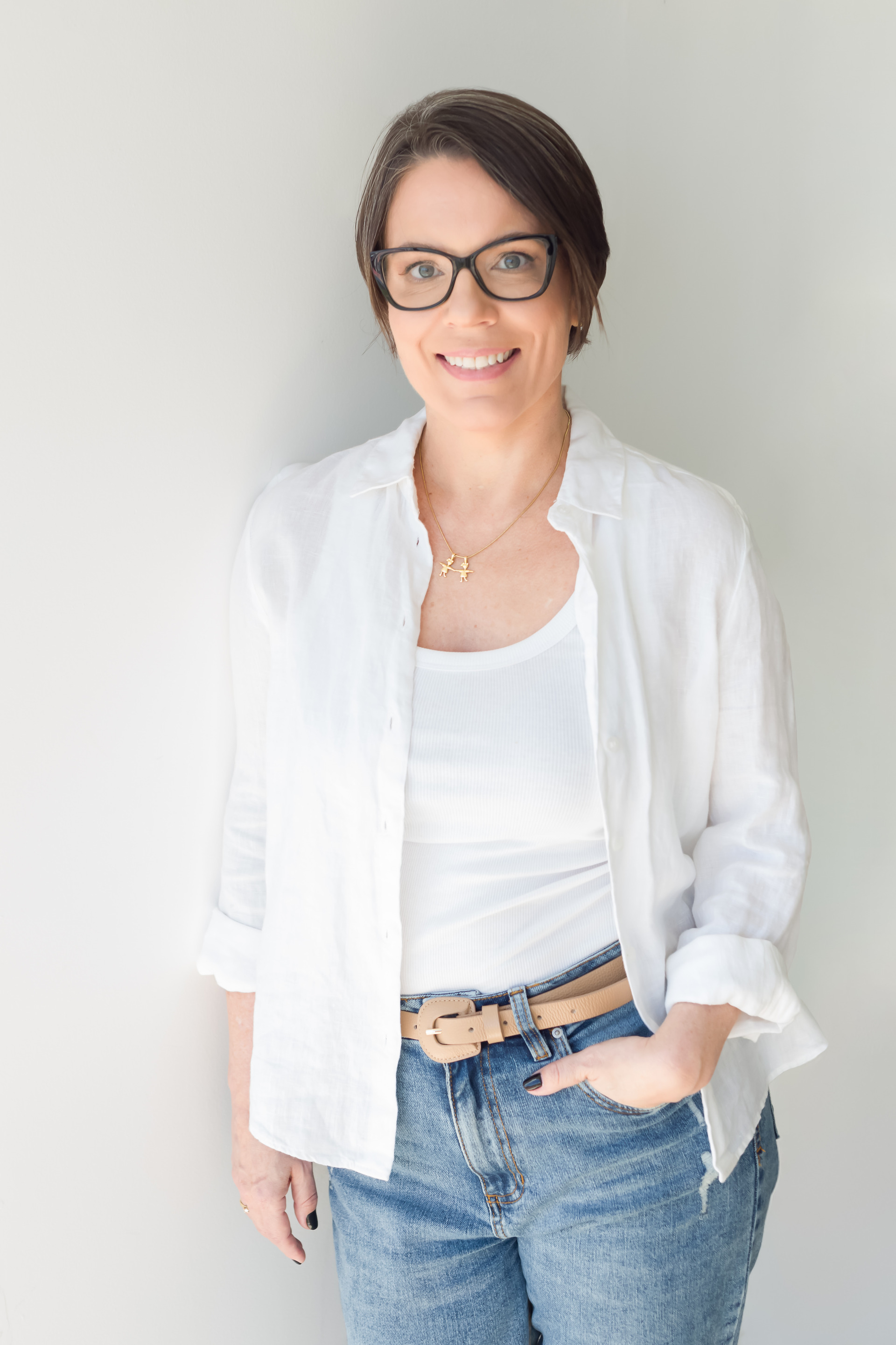 retrato de médicos usando jaleco branco, óculos branco e fundo de consultório para fotografia corporativa