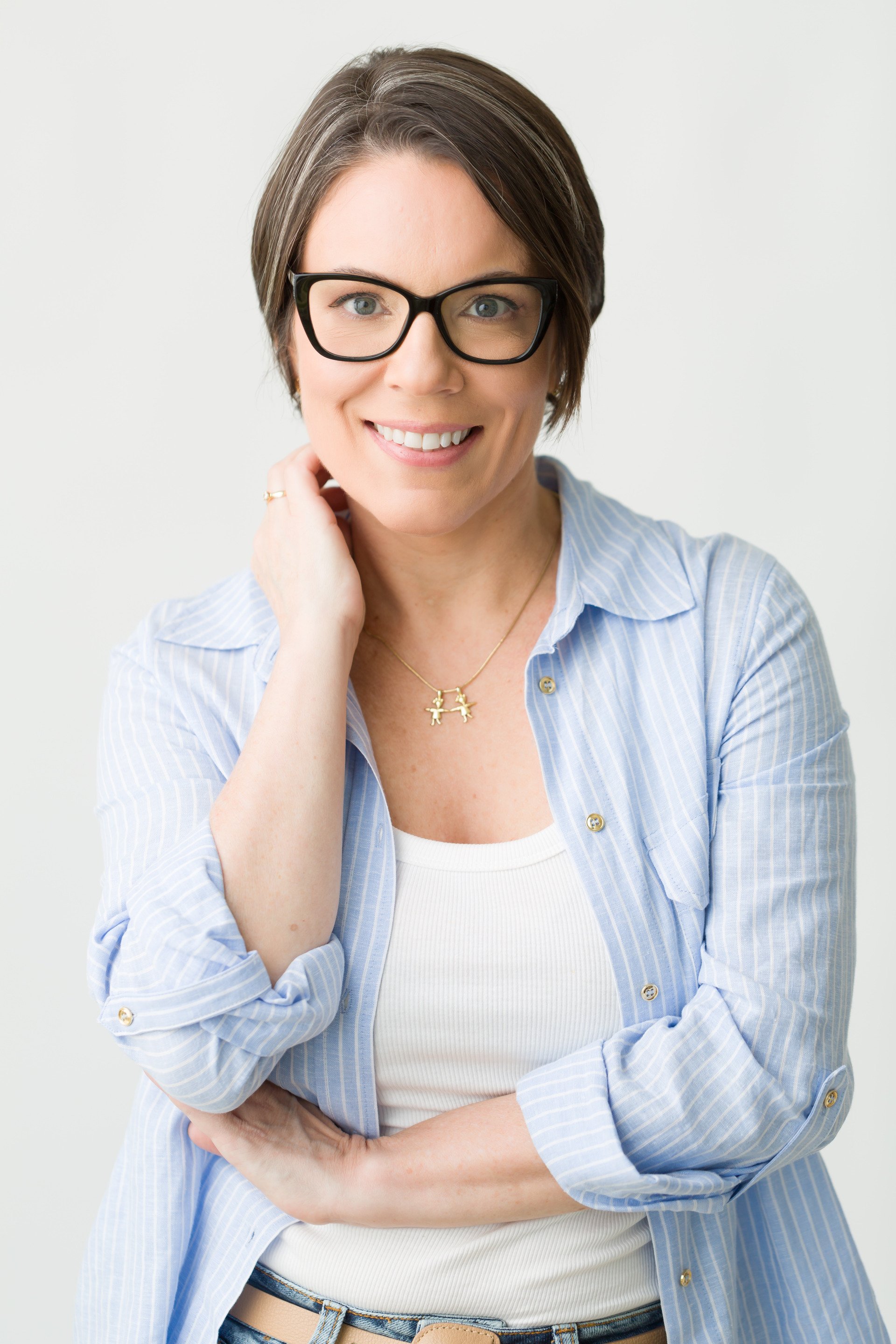 retrato de médicos usando jaleco branco, óculos branco e fundo de consultório para fotografia corporativa