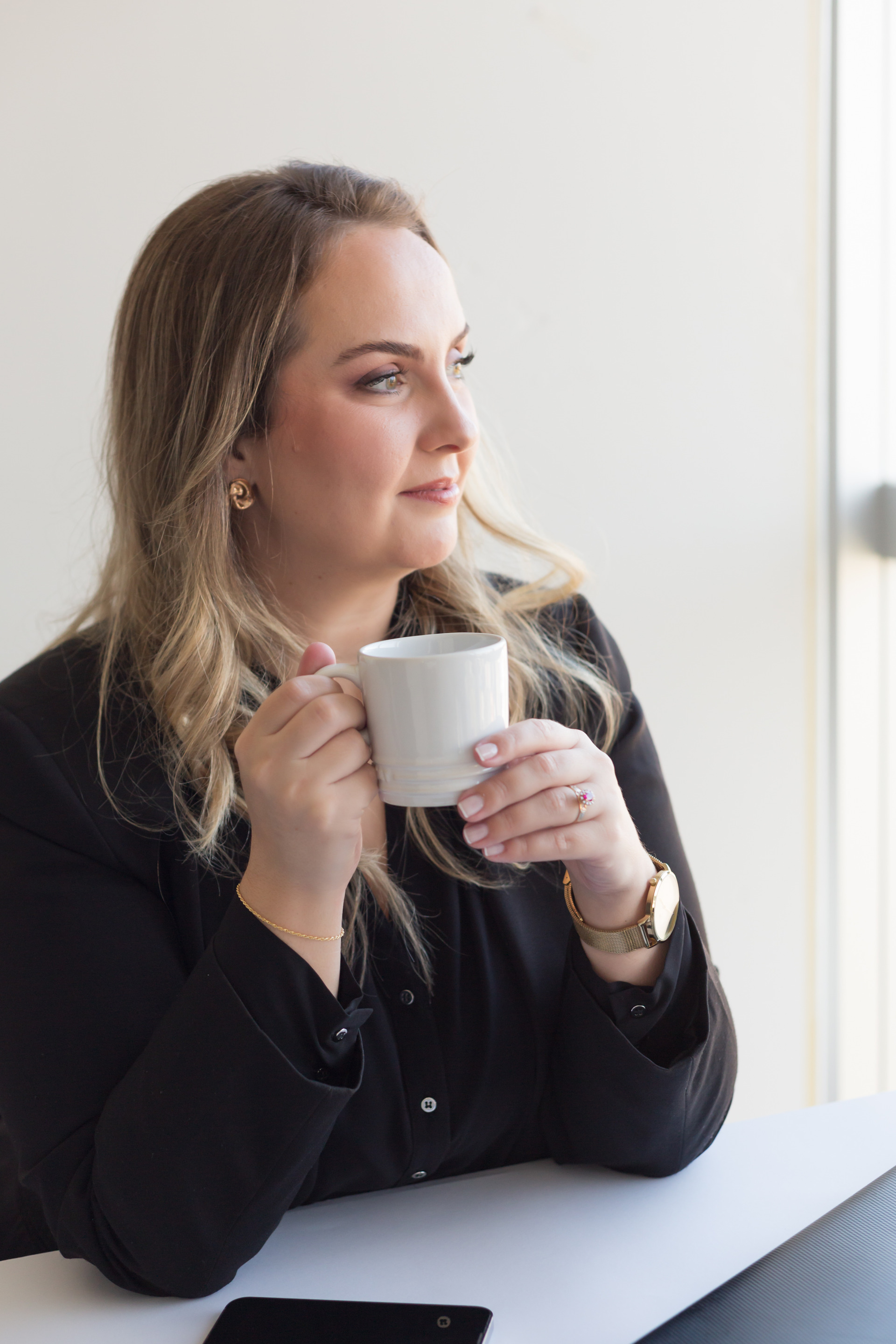 retrato de médicos usando jaleco branco, óculos branco e fundo de consultório para fotografia corporativa