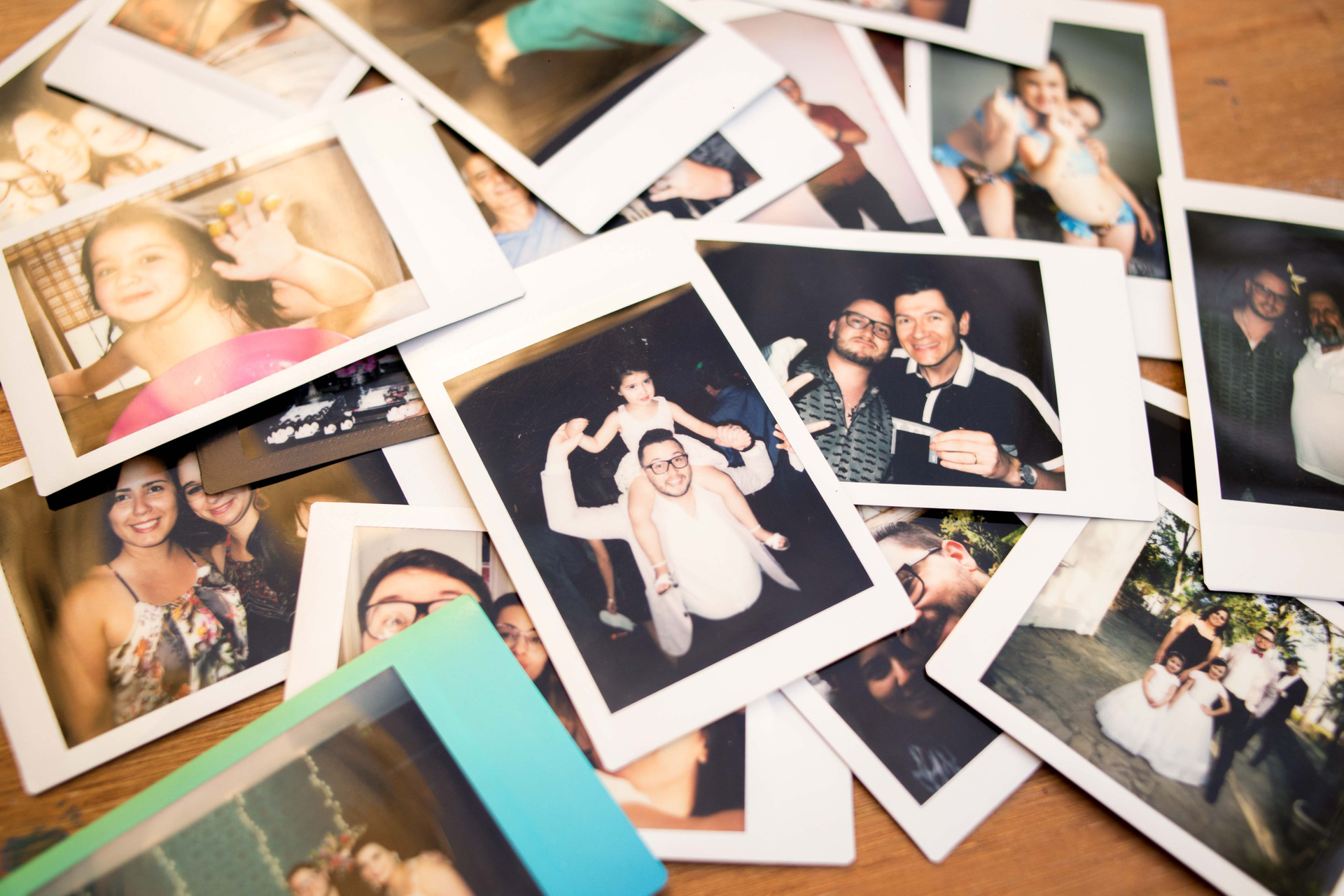 foto impressa, instax, revelação na hora, totem de fotos, cabine fotográfica, totem fotográfico, cabine de fotos, porto alegre, rodrigo bestetti fotografia, hashprint, hashtag, impressão por hashtag, polaroid, polafoto, impressão de fotos na festa, formatura, casamento, 15 anos, aniversário infantil, fotografia