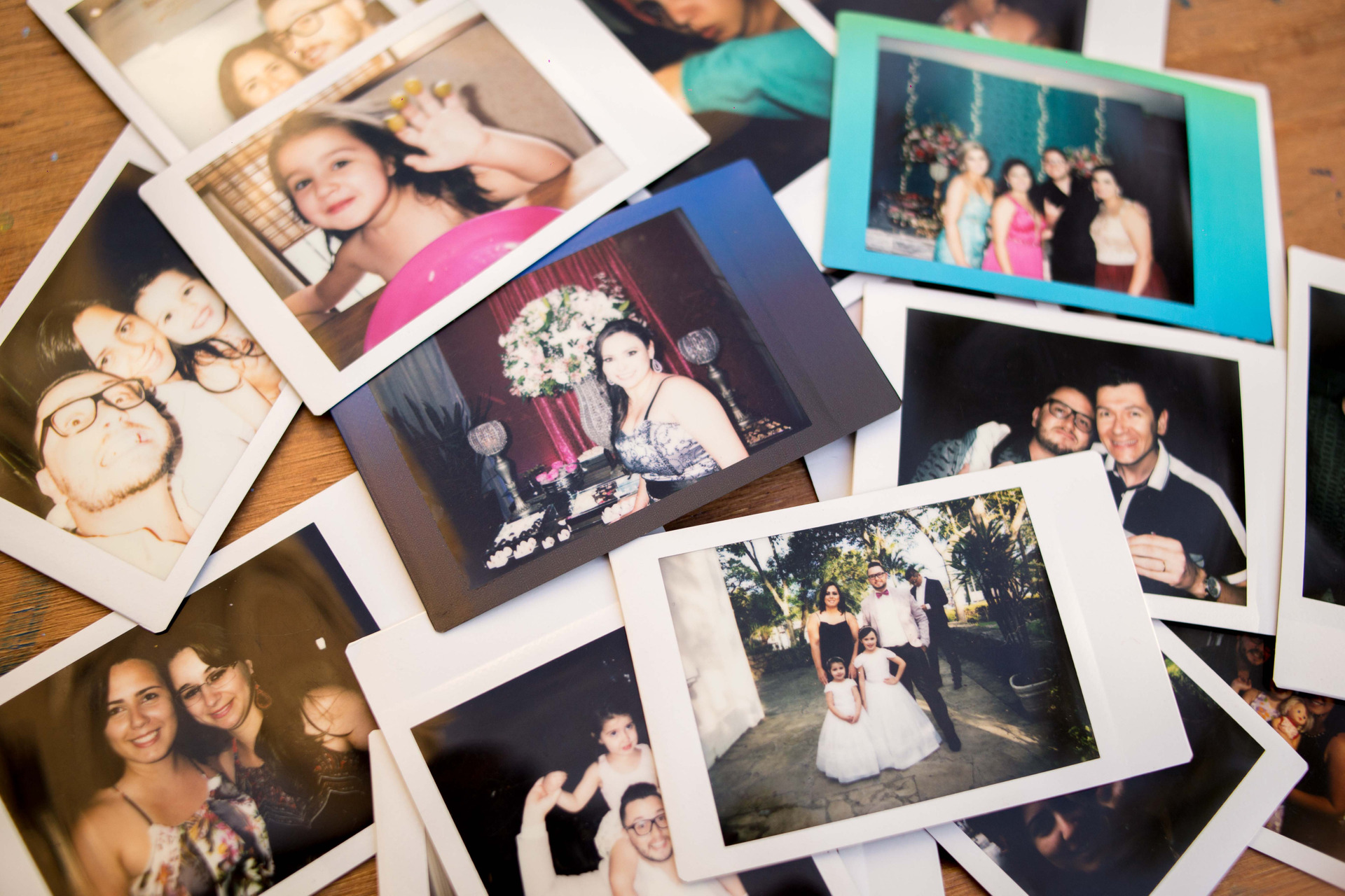 foto impressa, instax, revelação na hora, totem de fotos, cabine fotográfica, totem fotográfico, cabine de fotos, porto alegre, rodrigo bestetti fotografia, hashprint, hashtag, impressão por hashtag, polaroid, polafoto, impressão de fotos na festa, formatura, casamento, 15 anos, aniversário infantil, fotografia