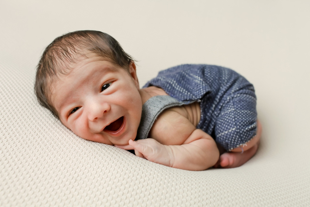 Bebê sorrindo, ensaio de newborn.