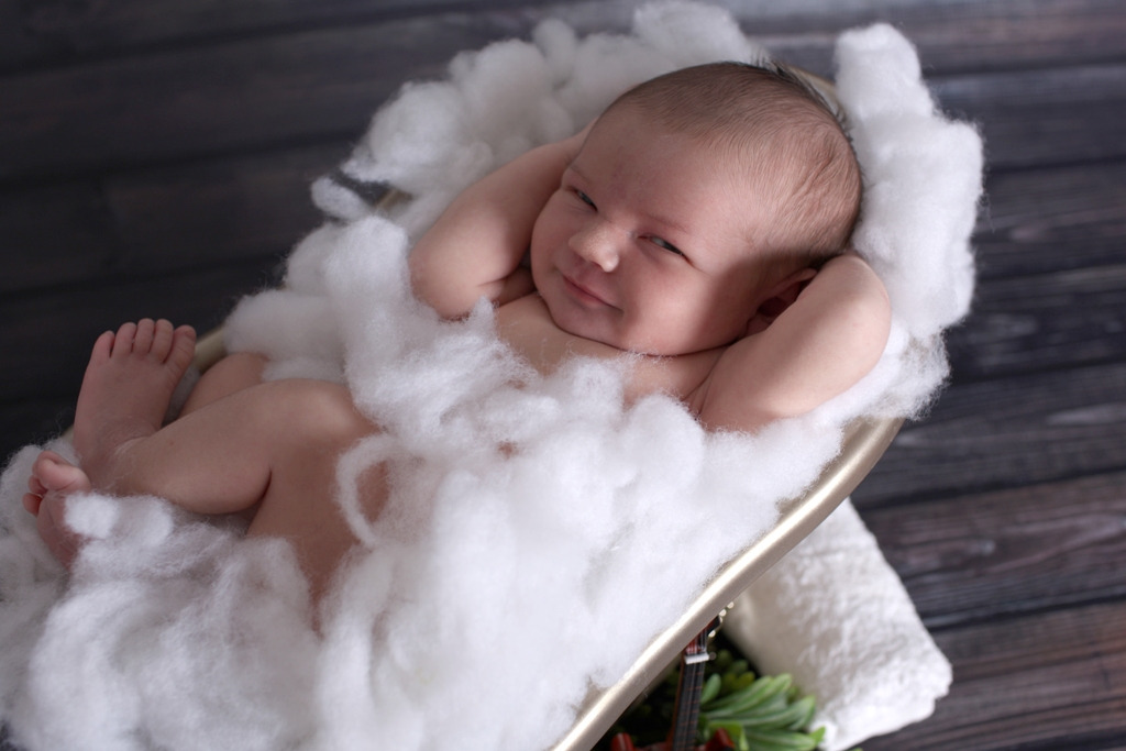 Bebê sorrindo, ensaio de newborn.