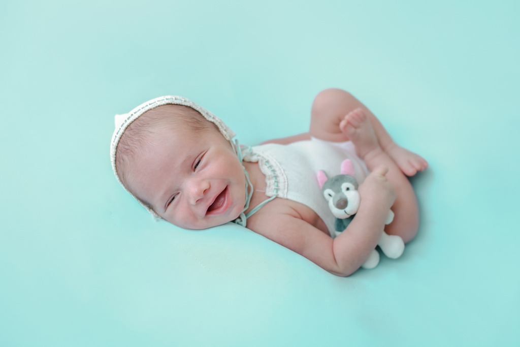 Bebê sorrindo, ensaio de newborn.