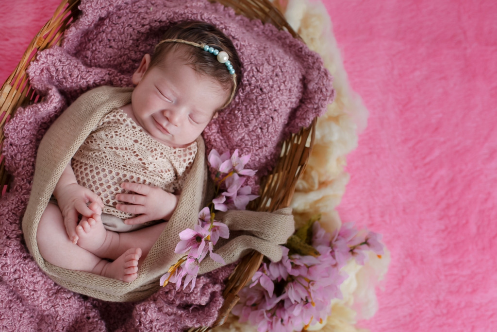 Bebê sorrindo, ensaio de newborn.