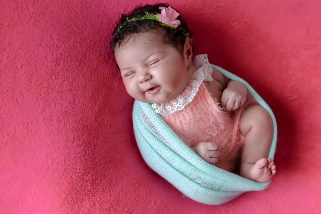 Bebê sorrindo, ensaio de newborn.