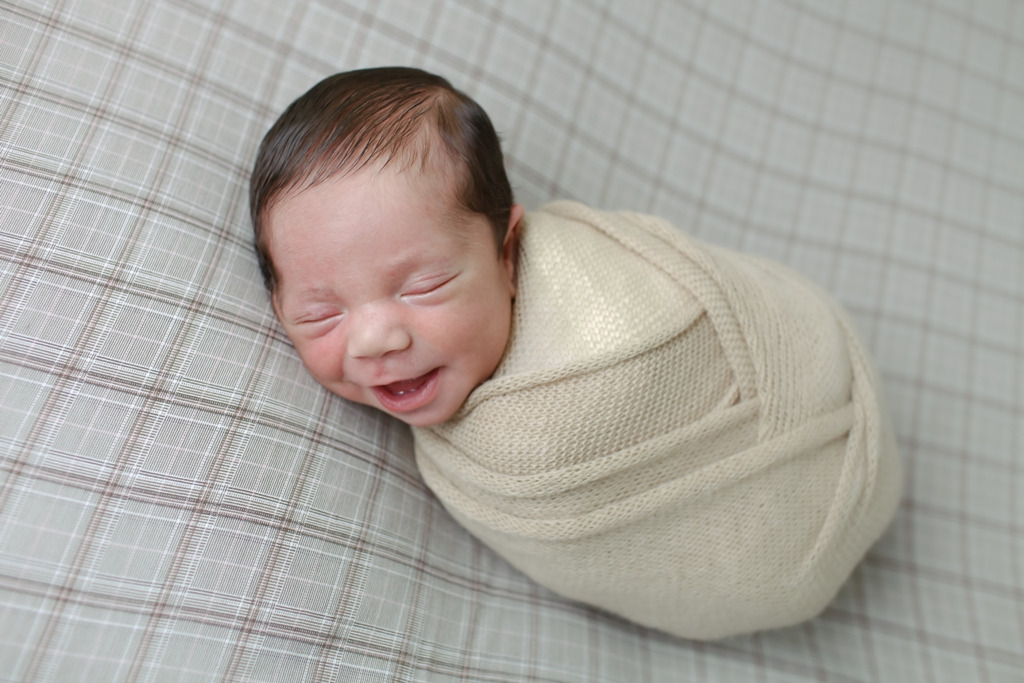 Bebê sorrindo, ensaio de newborn.