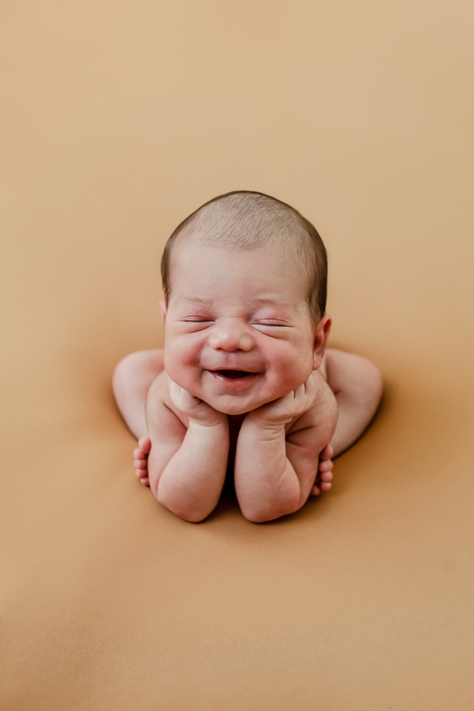 Bebê sorrindo, ensaio de newborn.