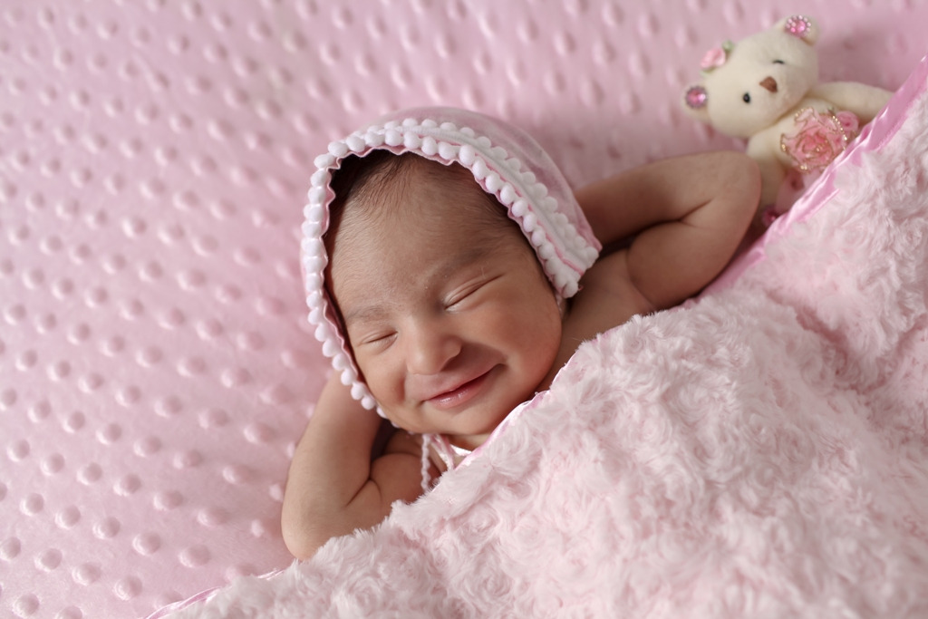 Bebê sorrindo, ensaio de newborn.