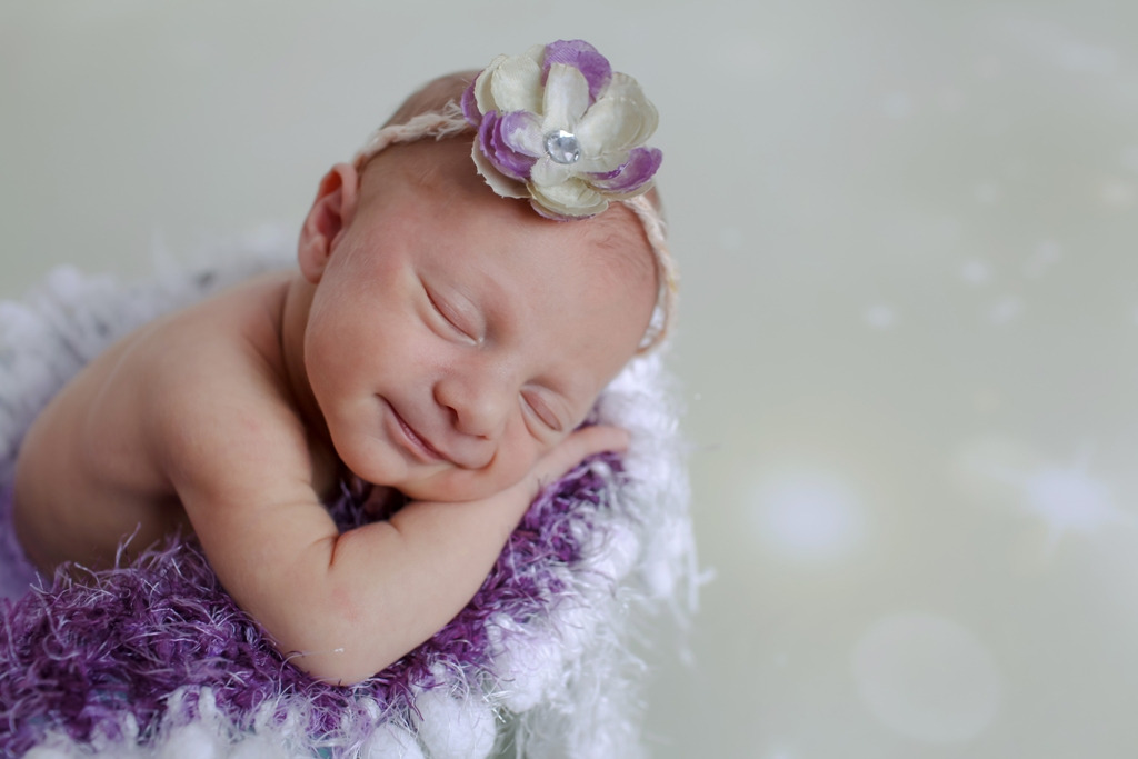 Bebê sorrindo, ensaio de newborn.