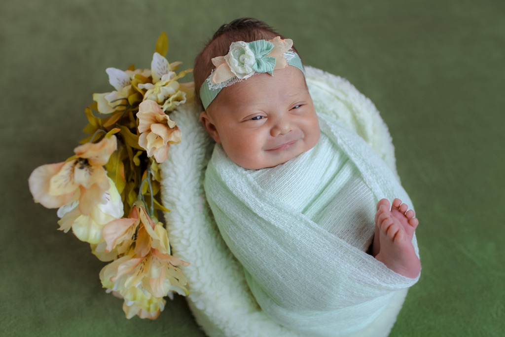 Bebê sorrindo, ensaio de newborn.