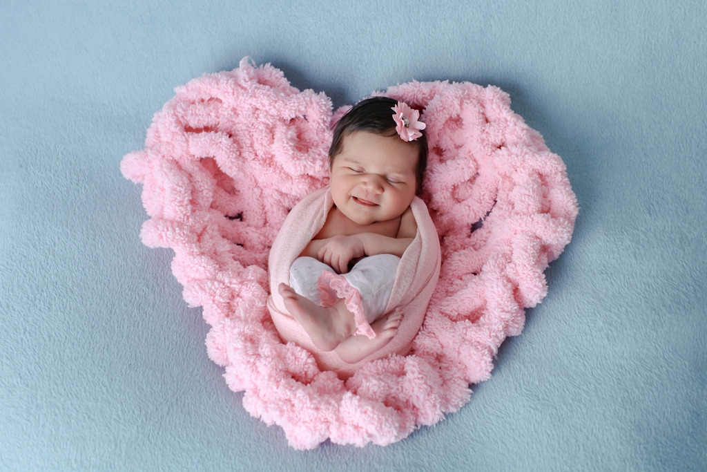 Bebê sorrindo, ensaio de newborn.