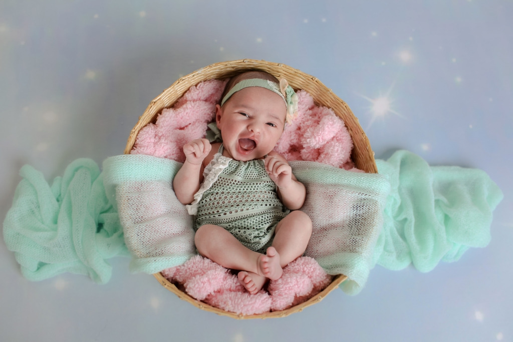 Bebê sorrindo, ensaio newborn