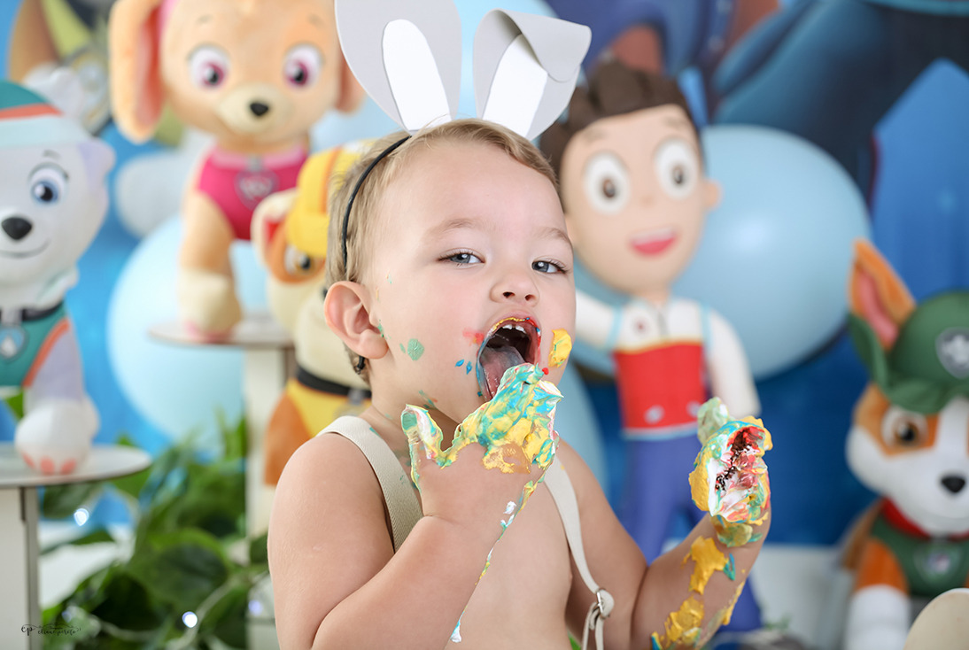 Ensaio smash the cake - Augusto - lambendo os dedos